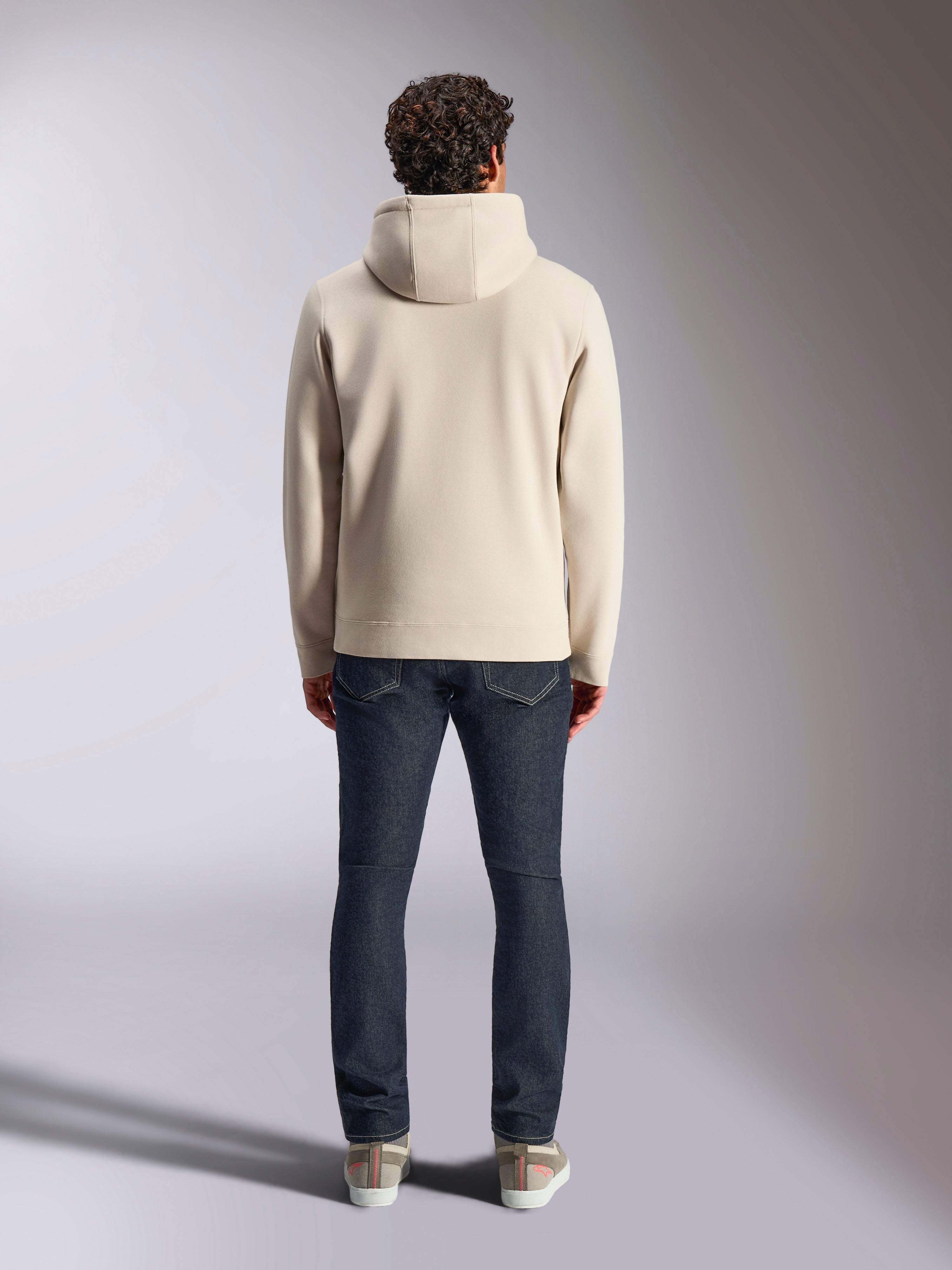 Alpinestars Pulse Hoodie, casual streetwear, Off White, achteraanzicht van model met donkere spijkerbroek en sneakers, fleece hoodie met capuchon, geribde manchetten en zoom