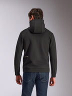 Alpinestars Cypher Hoodie, casual sportkleding, zwart, achteraanzicht met een hoge capuchon en klein wit Alpinestars-woordlogo op de onderrug, tri-blend double-face fleece materiaal, motorsport-geïnspireerd ontwerp