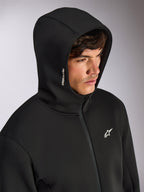 Alpinestars Cypher Hoodie, zwarte hoodie met rits aan de voorzijde en hoge capuchon, wit Alpinestars-woordlogo op de capuchon en sterlogo op de borst, casual streetwear geïnspireerd door de motorsport