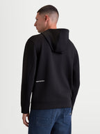 Alpinestars Cypher hoodie, heren sportswear hoodie met rits, zwart, achteraanzicht op model met een hoge capuchon en wit Alpinestars-woordlogo op de onderrug, tri-blend double face fleece.