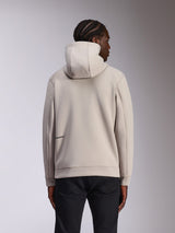 Alpinestars Cypher Hoodie, casual sportkleding, Cement grijs, achteraanzicht op model, hoge capuchon, dubbelzijdig fleece materiaal, minimaal Alpinestars-logo op de onderrug, gecombineerd met een zwarte broek