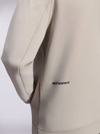 Alpinestars Cypher Hoodie, dubbelzijdige fleece hoodie met rits, Cementgrijs, close-up van klein zwart Alpinestars woordlogo op de onderrug, detail van zak in de zijnaad en gladde textuur van de stof