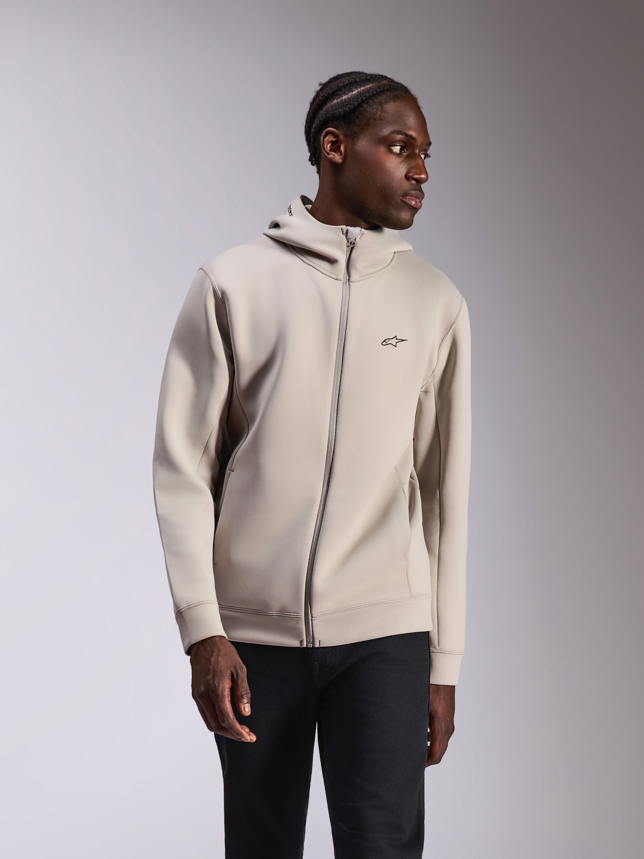 Alpinestars Cypher Hoodie, casual sportkleding, Cement lichtgrijs, fleece met volledige ritssluiting en dubbelzijdige stof, capuchon met hoge hals en mesh-voering, klein zwart Astars-logo op de borst, modern op motorsport geïnspireerd ontwerp