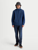 Alpinestars Cypher Hoodie, sportieve fleecehoodie met ritssluiting aan de voorkant, blauw, tri-blend dubbelzijdige stof met hoge hals capuchon met meshvoering en steekzakken in de naden, motorsportgeïnspireerde casual kleding op een model.