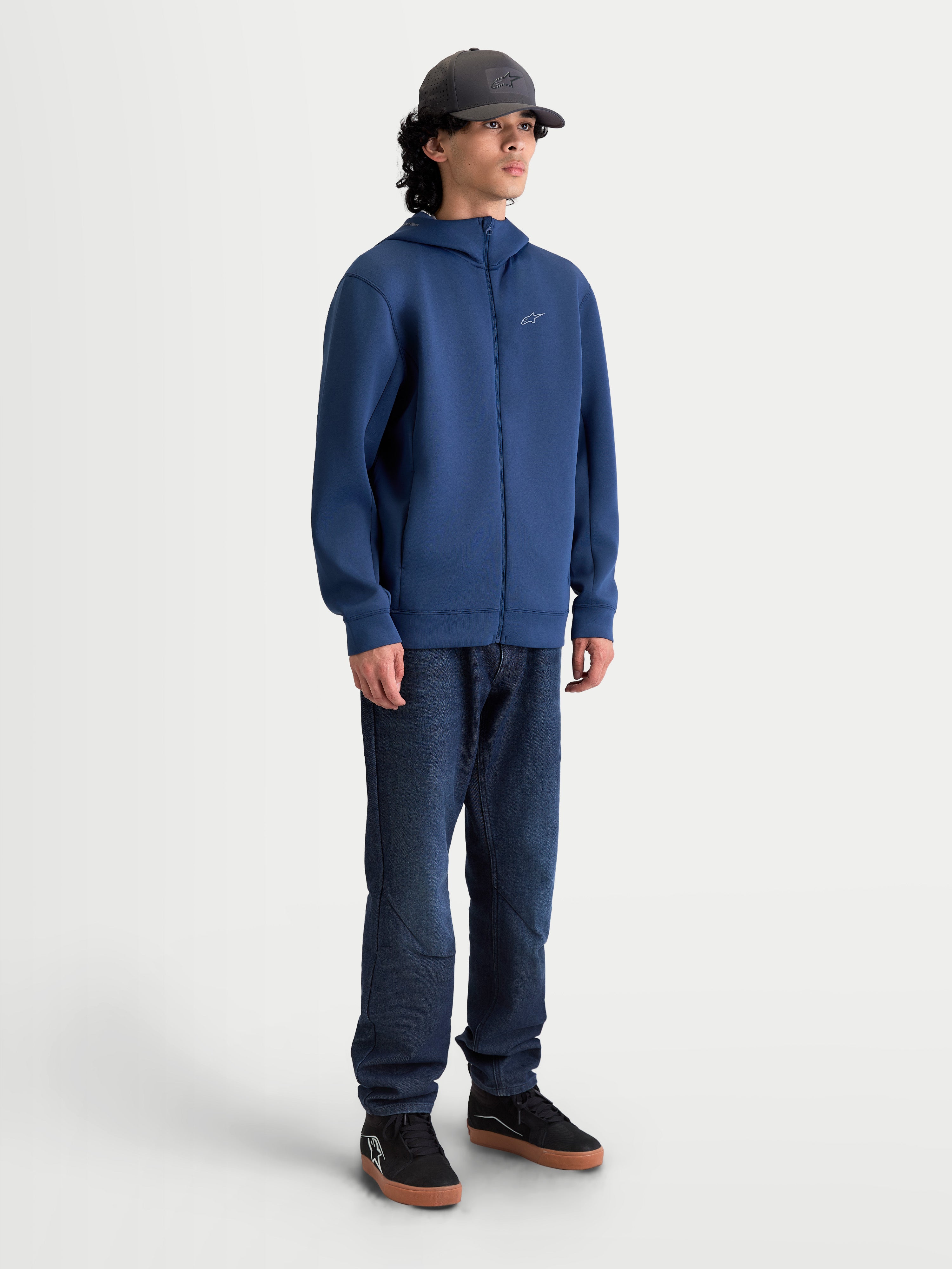 Alpinestars Cypher hoodie, sportieve fleece hoodie met ritssluiting, unisex, blauw, technische tri-blend stof, capuchon met hoge hals en meshvoering, steekzakken in de naden, volledig modeloverzicht met een gestroomlijnde motorsportgeïnspireerde pasvorm.