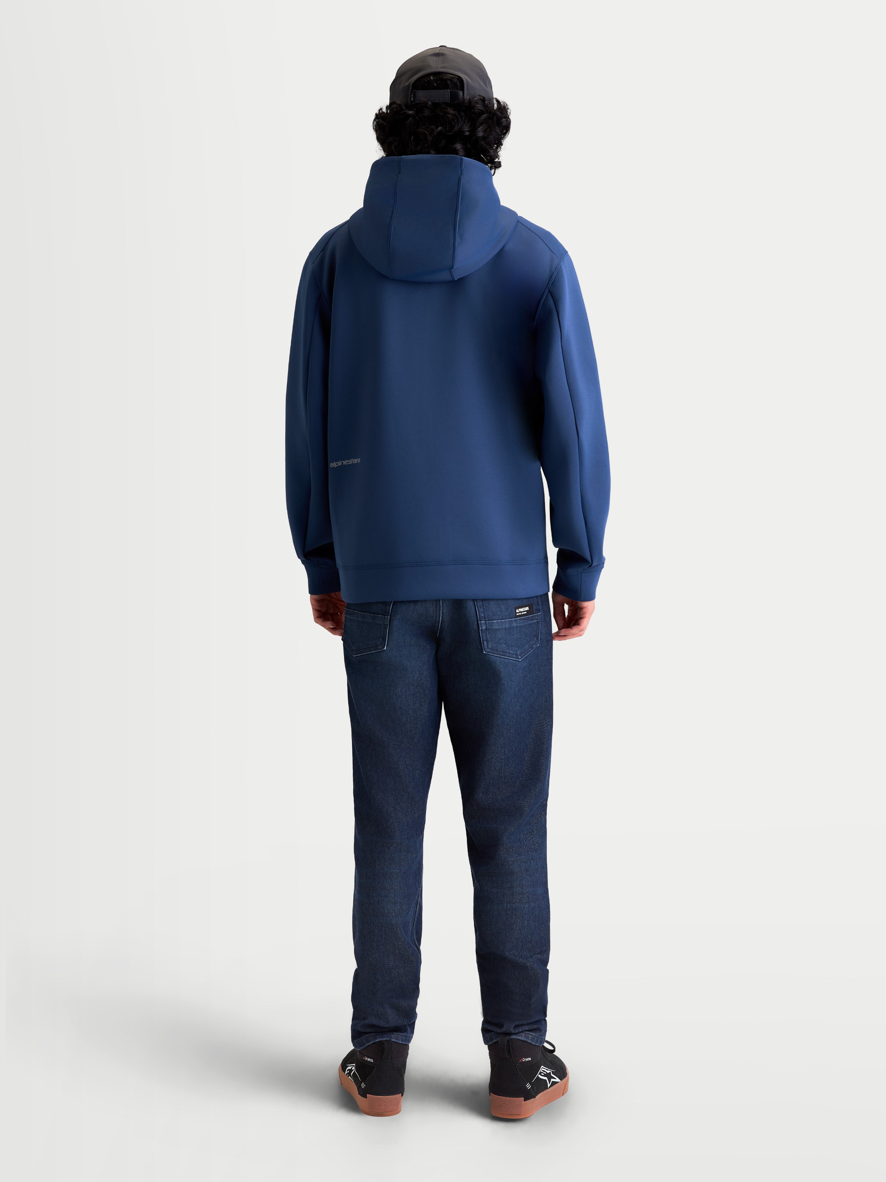 Alpinestars Cypher hoodie, motorsport-geïnspireerde sportswear voor heren, staalblauw, achterzijde van de fleece hoodie met een gestructureerde hoge hals capuchon en subtiel logo op de rug.