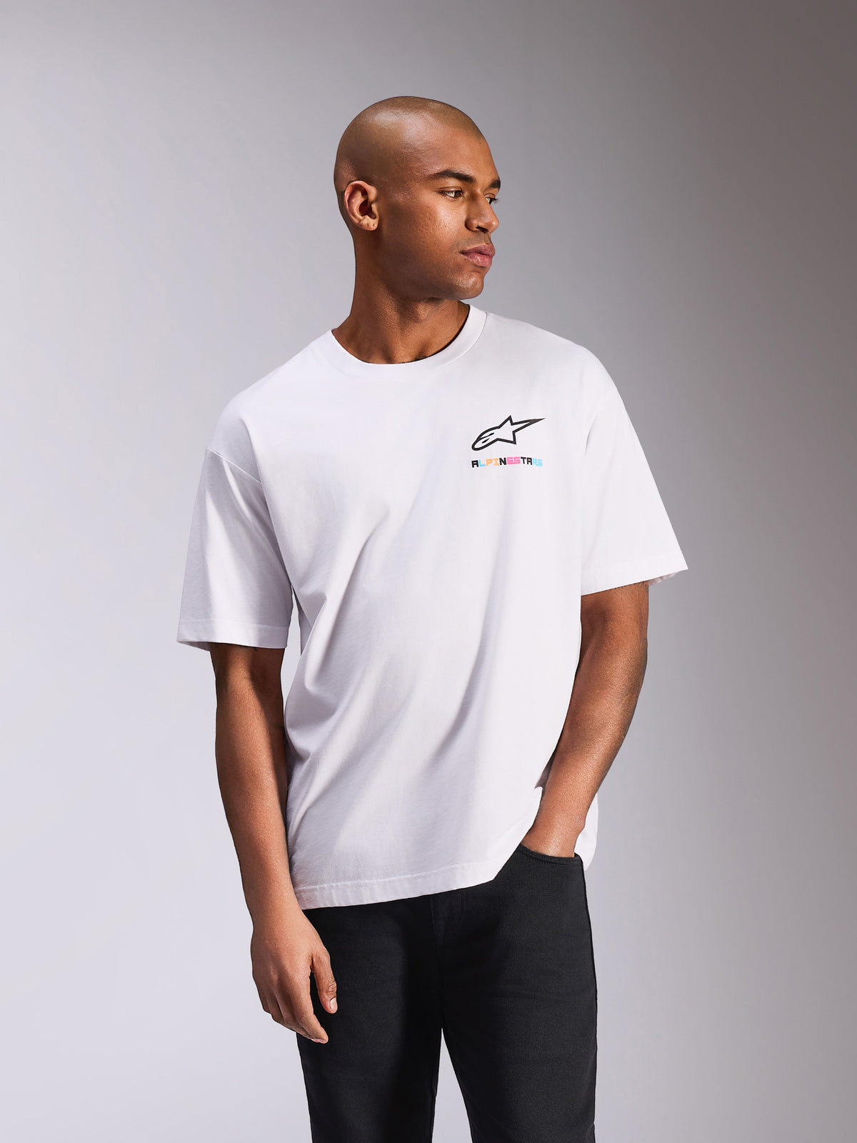 Alpinestars Wild Oversized CSF Tee, T-shirt met korte mouwen, wit, met een klein meerkleurig Astars-logo op de borst, oversized silhouet, casual motorsport-geïnspireerde streetwear