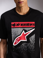 Alpinestars Noka CSF Tee, T-shirt met korte mouwen, zwart, grafische print op de voorzijde met rood Alpinestars-woordmerk en rood-wit Astars-logo op een grijs MX-verloop, casual motorsport streetwear