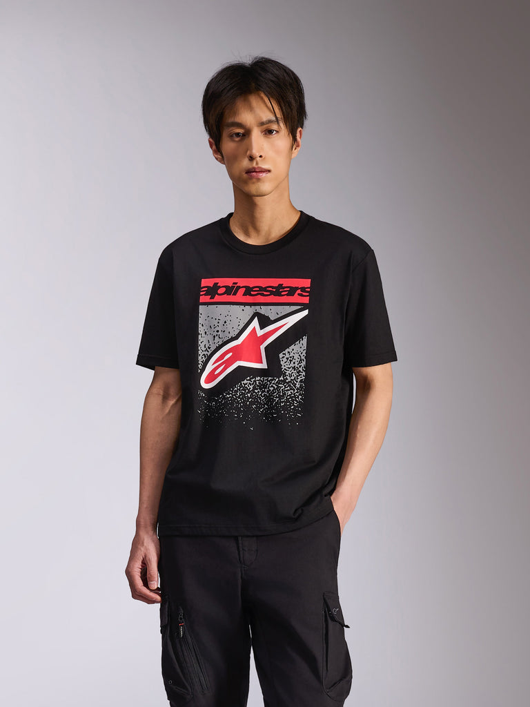 Alpinestars Noka CSF Tee, T-shirt met korte mouwen, zwart, met rode Alpinestars-tekst en rood-wit Astars-logo met een grijs gespikkeld MX-verloop, casual motorsport-geïnspireerde streetwear