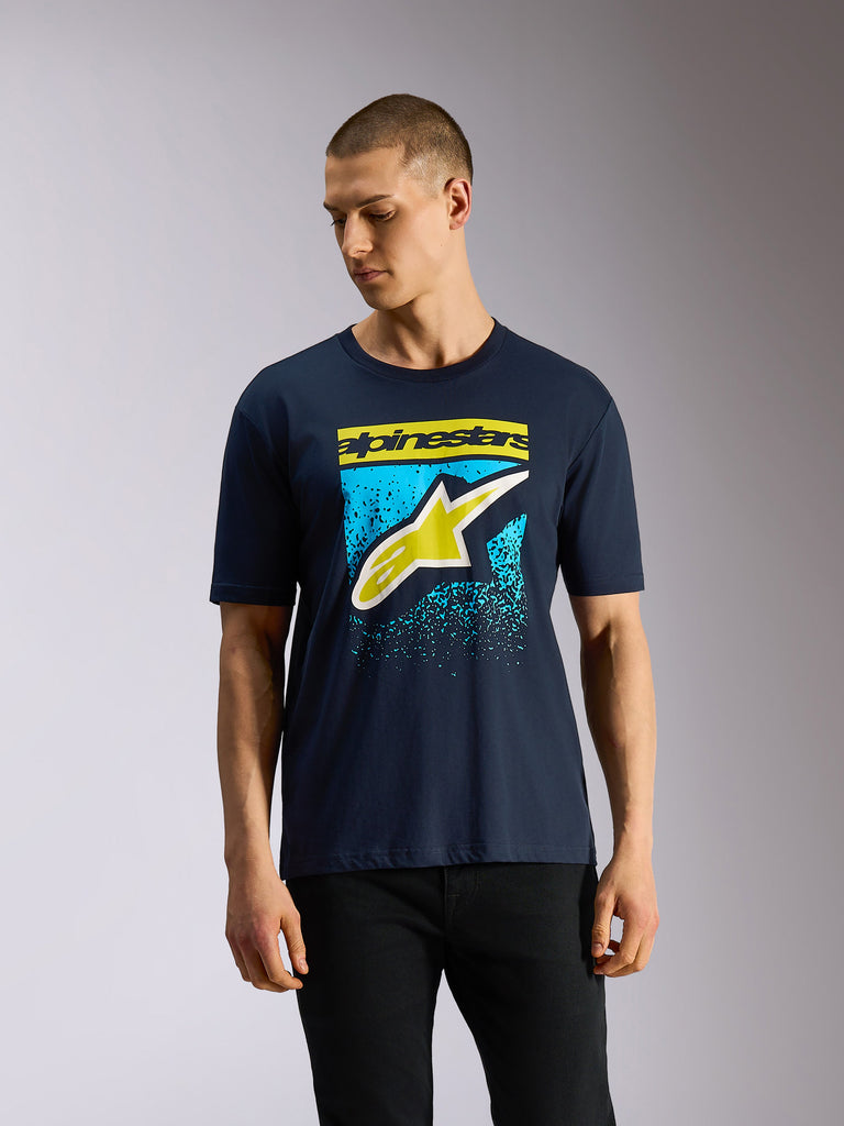 Alpinestars Noka CSF Tee, T-shirt met korte mouwen, marineblauw, Astars-logo aan de voorkant met geel en lichtblauw MX-verloop print, casual motorsport streetwear