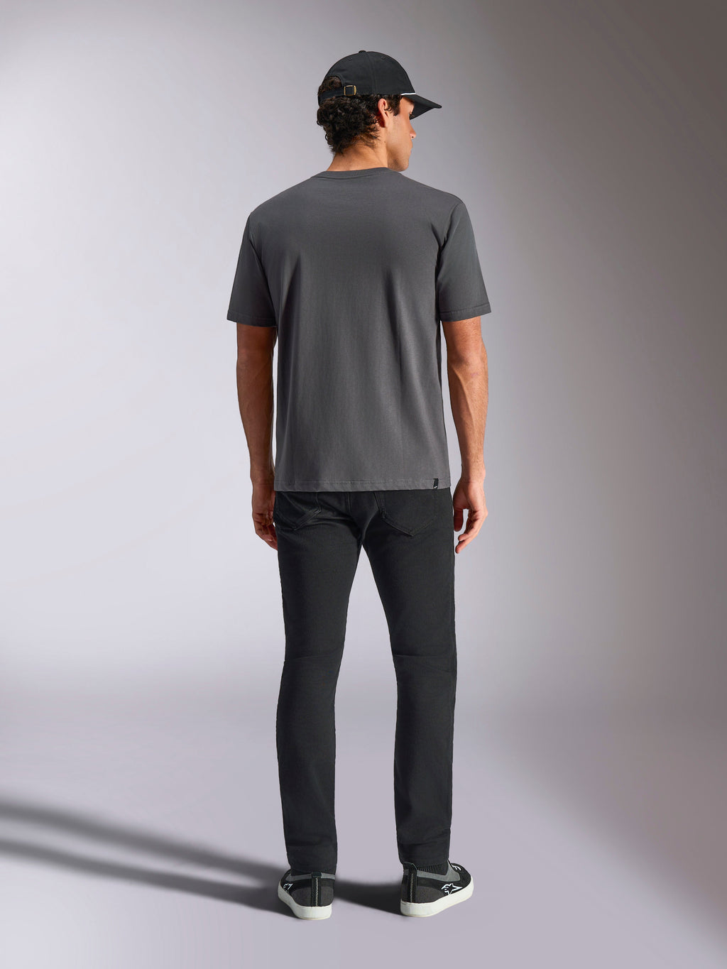 Alpinestars Ellipsoid CSF Tee, T-shirt met korte mouwen, antracietgrijs, achteraanzicht getoond op model met zwarte pet en broek, casual streetwear