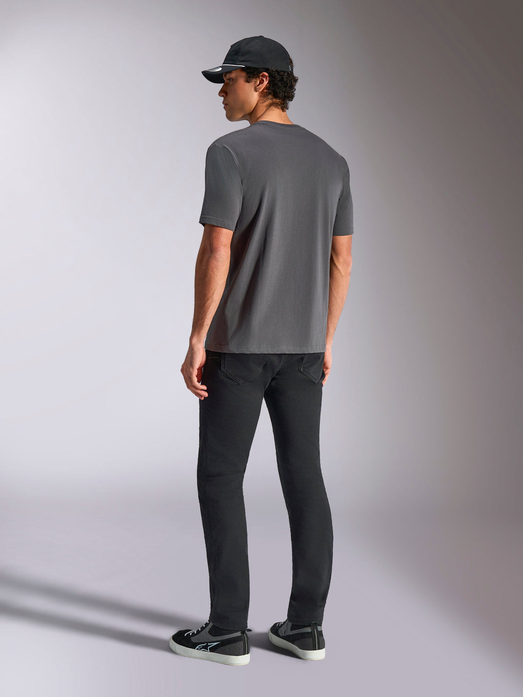 Alpinestars Ellipsoid CSF Tee, T-shirt met korte mouwen, antracietgrijs, achteraanzicht, gedragen door model met zwarte broek en zwarte baseballpet, casual motorsport streetwear
