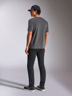 Alpinestars Ellipsoid CSF Tee, T-shirt met korte mouwen, antracietgrijs, achteraanzicht, gedragen door model met zwarte broek en zwarte baseballpet, casual motorsport streetwear