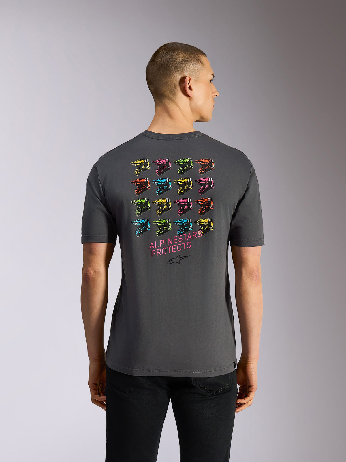 Alpinestars Pop Helmet CSF Tee, T-shirt met korte mouwen, grijs, achteraanzicht met een levendig raster van 16 kleurrijke M10-helmen en roze 'ALPINESTARS PROTECTS' tekst op de achterkant, casual motorsport-geïnspireerde streetwear