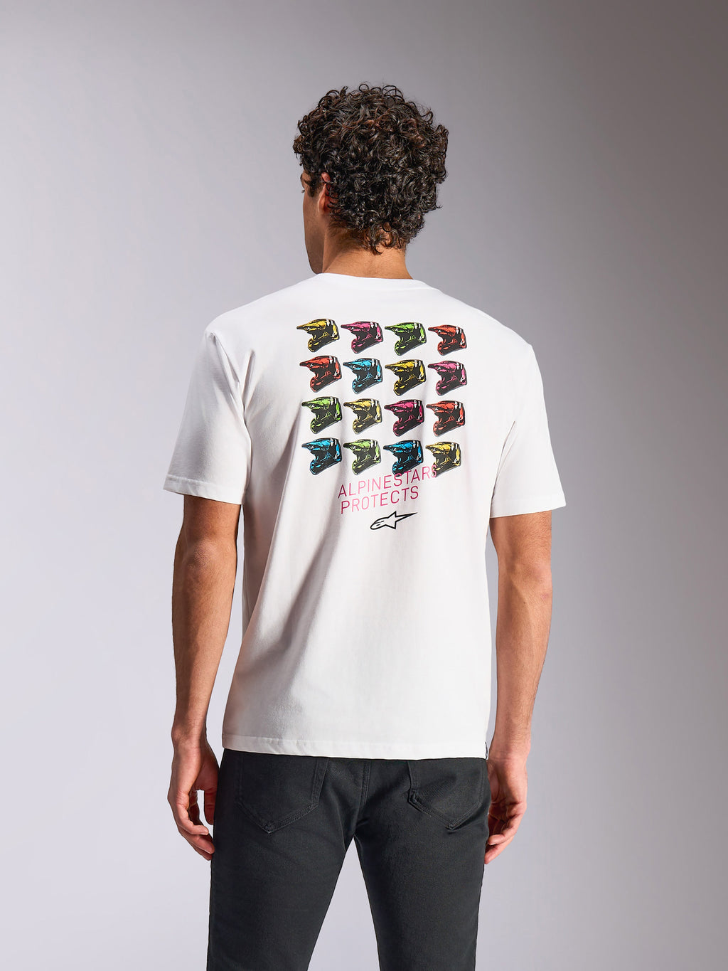 Alpinestars Pop Helmet CSF Tee, T-shirt met korte mouwen, wit, met een kleurrijke M10 helm grid-grafiek op de rug en 'Alpinestars Protects' tekst, casual sportkleding