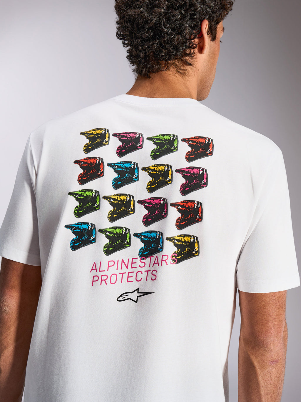 Alpinestars Pop Helmet CSF Tee, t-shirt met korte mouwen, wit, grafische print op de achterkant met een kleurrijk raster van M10-helmen, 'ALPINESTARS PROTECTS' tekst en Astars-logo, casual motorsport sportswear