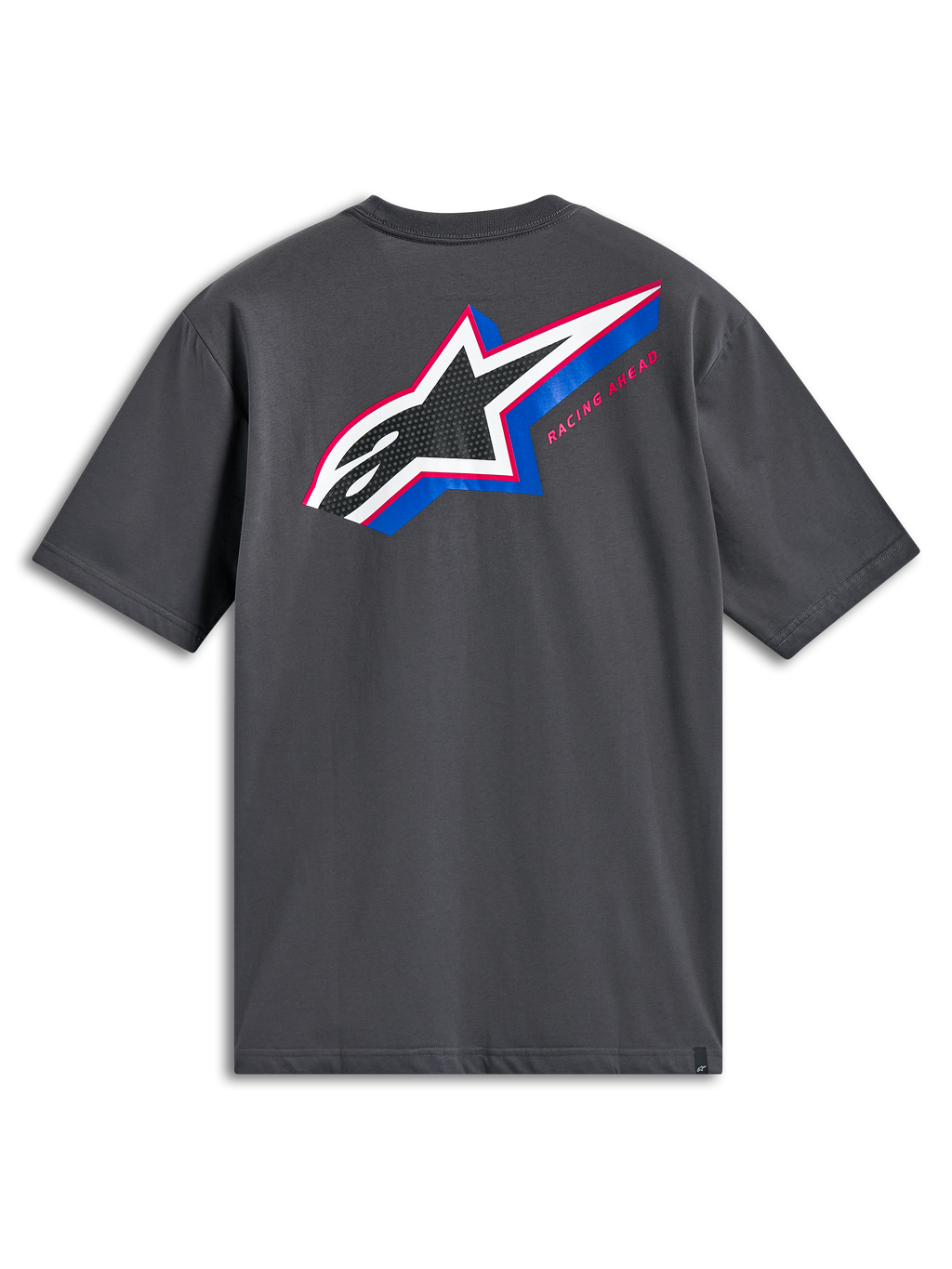 Alpinestars Angler CSF Tee, T-shirt met korte mouwen, antracietgrijs, achteraanzicht met groot meerkleurig Astars-logo met geperforeerde vulling, blauwe en roze accenten en de tekst 'Racing Ahead', casual motorsport streetwear