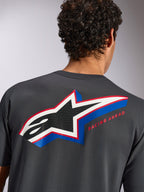Alpinestars Angler CSF Tee, T-shirt met korte mouwen, Charcoal, achteraanzicht op model met groot meerkleurig Alpinestars sterlogo met geperforeerde vulling en 'RACING AHEAD' tekst, casual motorsport streetwear
