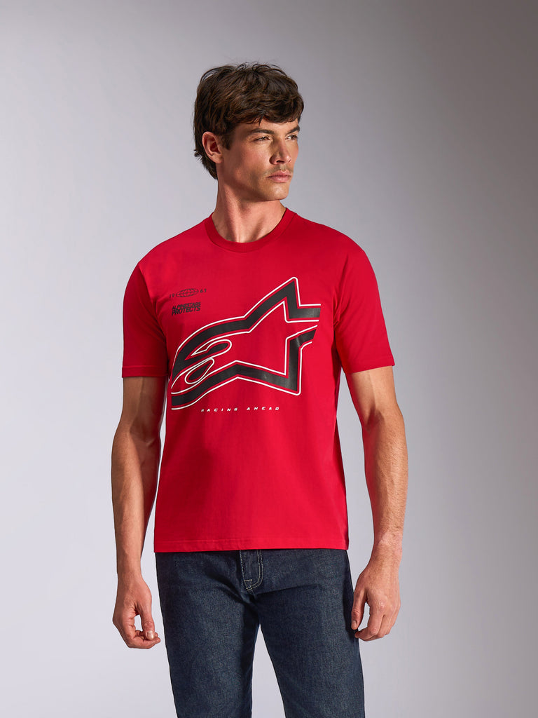 Alpinestars Authority CSF Tee, T-shirt met korte mouwen, rood, groot zwart en wit omlijnd Astars-logo op de borst, gedragen door een mannelijk model met donkerblauwe jeans, casual op motorsport geïnspireerde streetwear