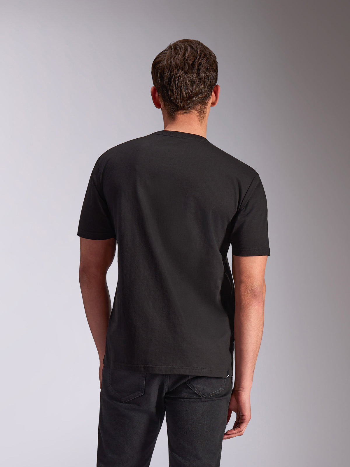 Alpinestars Trifecta CSF Tee, T-shirt met korte mouwen, zwart, achteraanzicht op model, casual motorsport-geïnspireerde streetwear