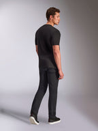 Alpinestars Trifecta CSF Tee, T-shirt met korte mouwen, zwart, achteraanzicht van een man die het shirt draagt met een zwarte jeans en sneakers, casual motorsport streetwear