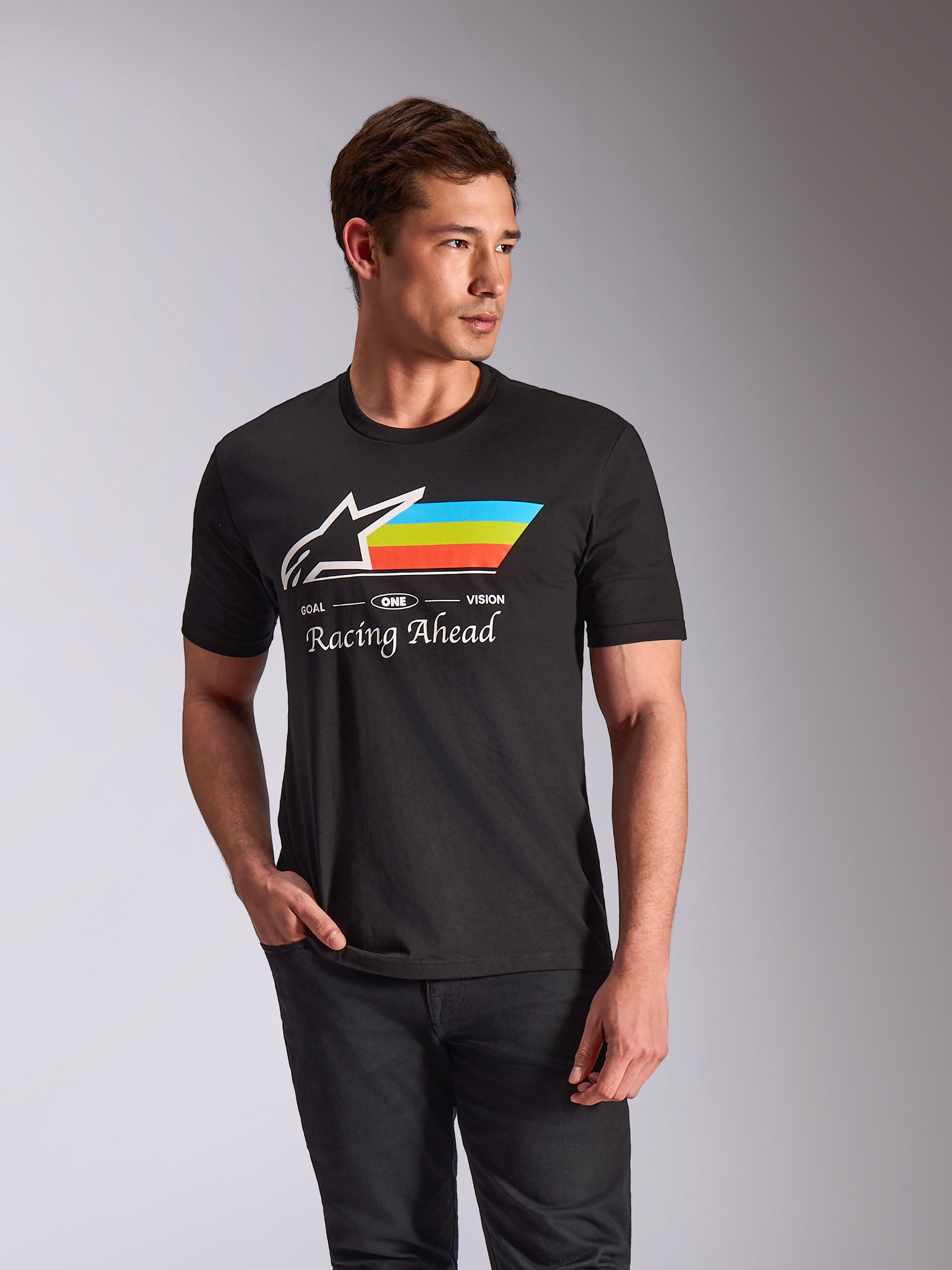 Alpinestars Trifecta CSF Tee, t-shirt met korte mouwen, zwart, voorzien van een wit Astars-logo met cyaan, limoengroene en oranje horizontale strepen, 'Racing Ahead' tekstgrafiek, casual streetwear geïnspireerd op de motorsport gedragen door een model