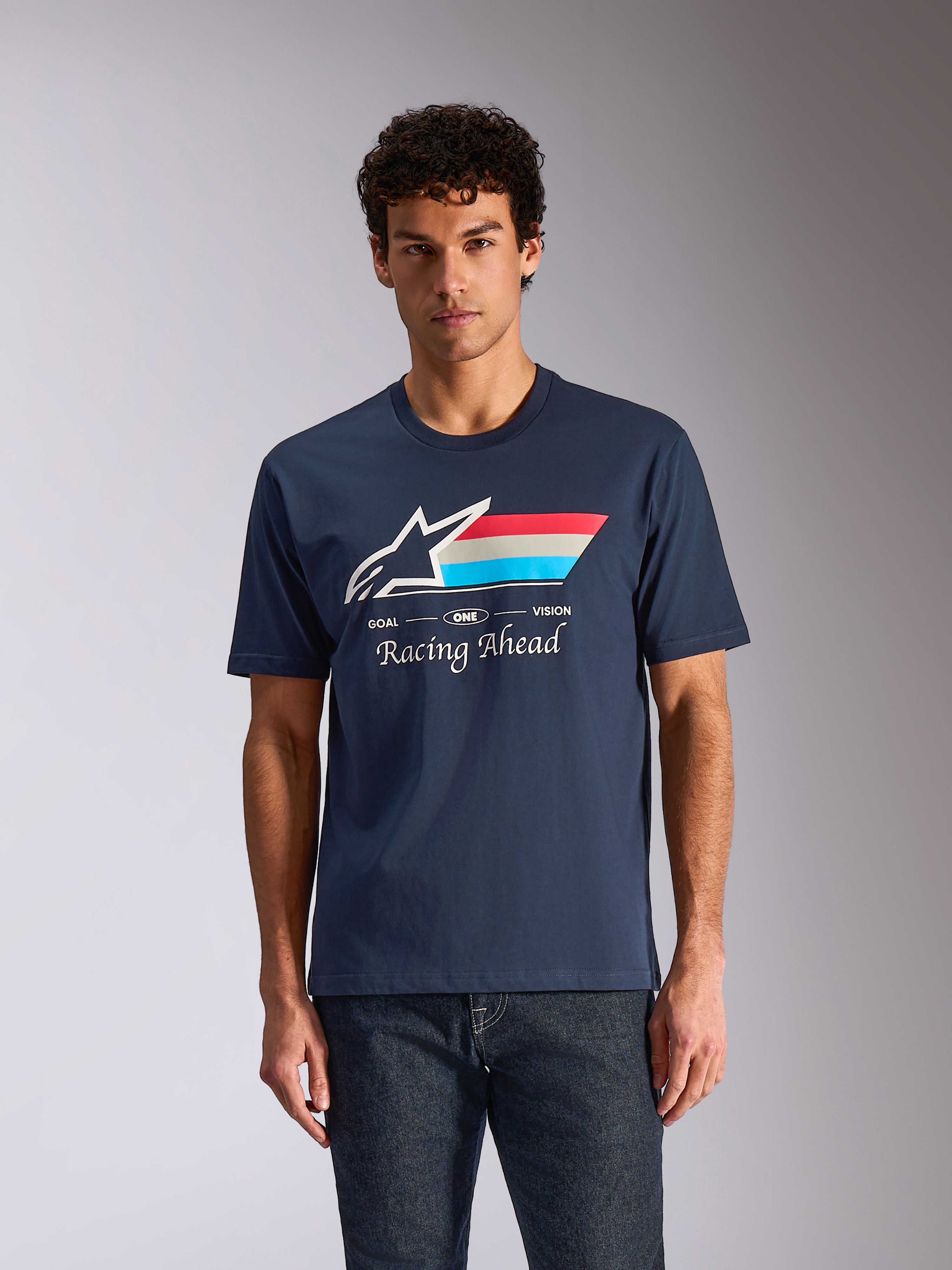 Alpinestars Trifecta CSF Tee, T-shirt met korte mouwen, donkerblauw, wit Astars-logo met rode, witte en blauwe driekleurige strepen, 'Racing Ahead' graphic, casual motorsport streetwear