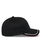 Alpinestars Corp Shift Relay pet, zwarte baseballcap, zijaanzicht, gebogen klep met witte sutache-afwerking en rode onderkant, gestructureerde kroon, casual motorsport-geïnspireerde hoofdbedekking