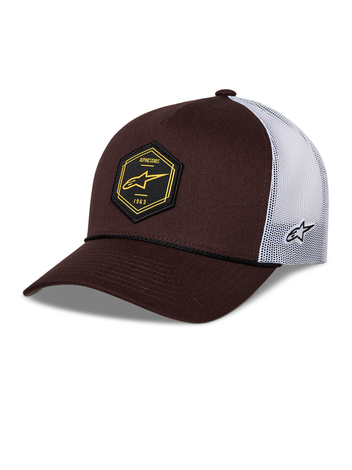 Alpinestars Hexeon Trucker pet, bruin en wit, gebogen klep met gestructureerde donkerbruine voorkant en witte mesh achterkant, voorzien van een zwarte zeshoekige patch op de voorkant met geel logo, geborduurd logo aan de zijkant en klassieke trucker-stijl.