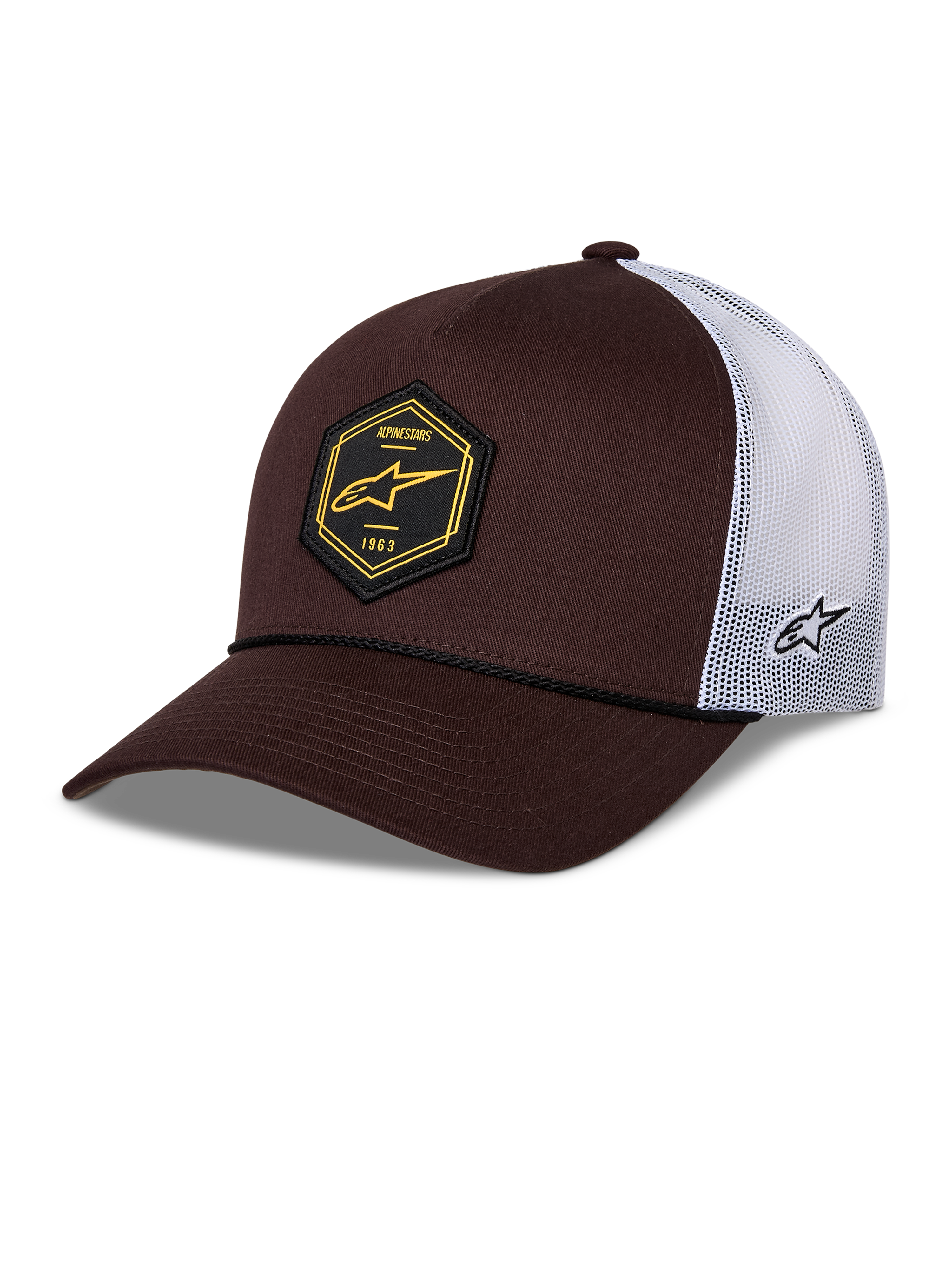 Alpinestars Hexeon Trucker pet, bruin en wit, gebogen klep met gestructureerde donkerbruine voorkant en witte mesh achterkant, voorzien van een zwarte zeshoekige patch op de voorkant met geel logo, geborduurd logo aan de zijkant en klassieke trucker-stijl.