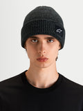 Alpinestars Unload Rib Cuff muts, sportswear gebreide muts in donkergrijs melange, gedragen door een model, met ribgebreid ontwerp en SAstars geweven patchlogo