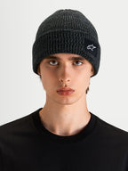 Alpinestars Unload Rib Cuff muts, sportswear gebreide muts in donkergrijs melange, gedragen door een model, met ribgebreid ontwerp en SAstars geweven patchlogo