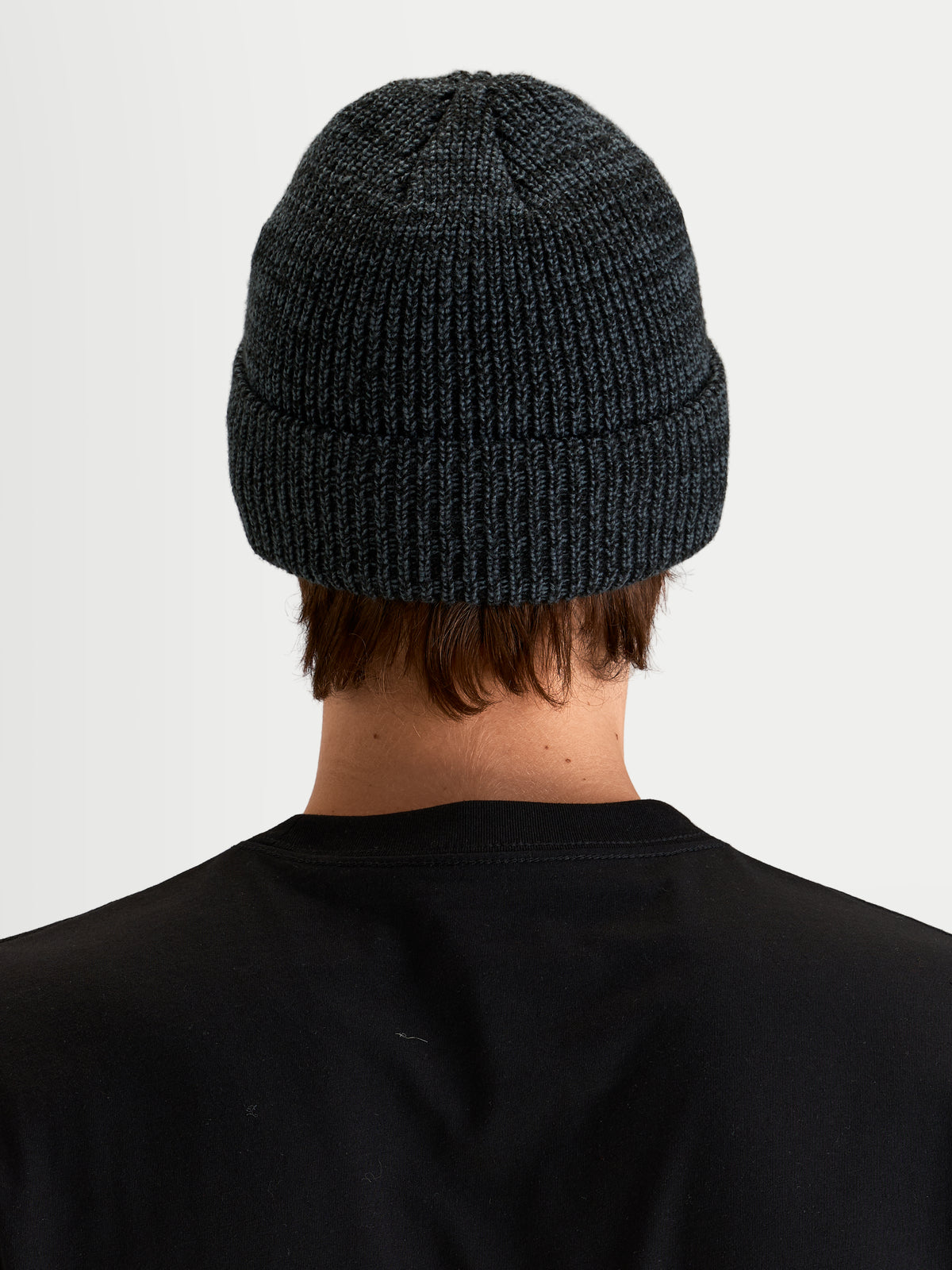 Alpinestars Unload Rib Cuff muts, sportswear wintermuts in charcoal melange, achteraanzicht op model met gebreide jerseysteekconstructie en opgezette omslag