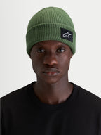 Alpinestars Unload Rib Cuff muts, groene sportswear gebreide muts met ondiepe pasvorm en SAstars geweven patch, gedragen door model