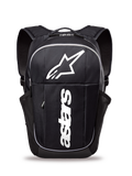 Alpinestars GFX Boss rugzak, middelgrote rugzak voor dagelijks gebruik, zwart en wit, voorzien van een groot wit Astars-logo en verticale branding, zijvakken van mesh voor waterflessen, gevoerde air mesh schouderbanden, duurzame constructie voor casual gebruik