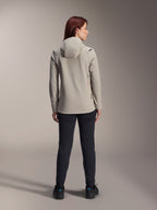 Alpinestars Stella A-Dura Thermal Jacket voor dames, Titanium grijs, achteraanzicht gedragen met een zwarte broek, voorzien van een met fleece gevoerde geïsoleerde capuchon en een klein rood logo, functionele en stijlvolle mountainbikejas voor ritten in koud weer.