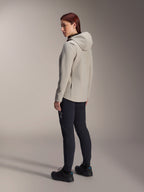 Alpinestars Stella A-Dura Thermal Jacket in Titanium grijs, driekwart achteraanzicht van een vrouw die de geïsoleerde fietsjas met capuchon draagt met een zwarte MTB-broek, studio-opname die de normale pasvorm en het zakdetail toont.