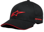 Alpinestars Rostrum pet, zwarte baseballcap met rood 3D-sterlogo, gebogen klep met rood sandwich-detail, geborduurd Alpinestars-logo op de zijkant, casual motorsport-hoofdbedekking