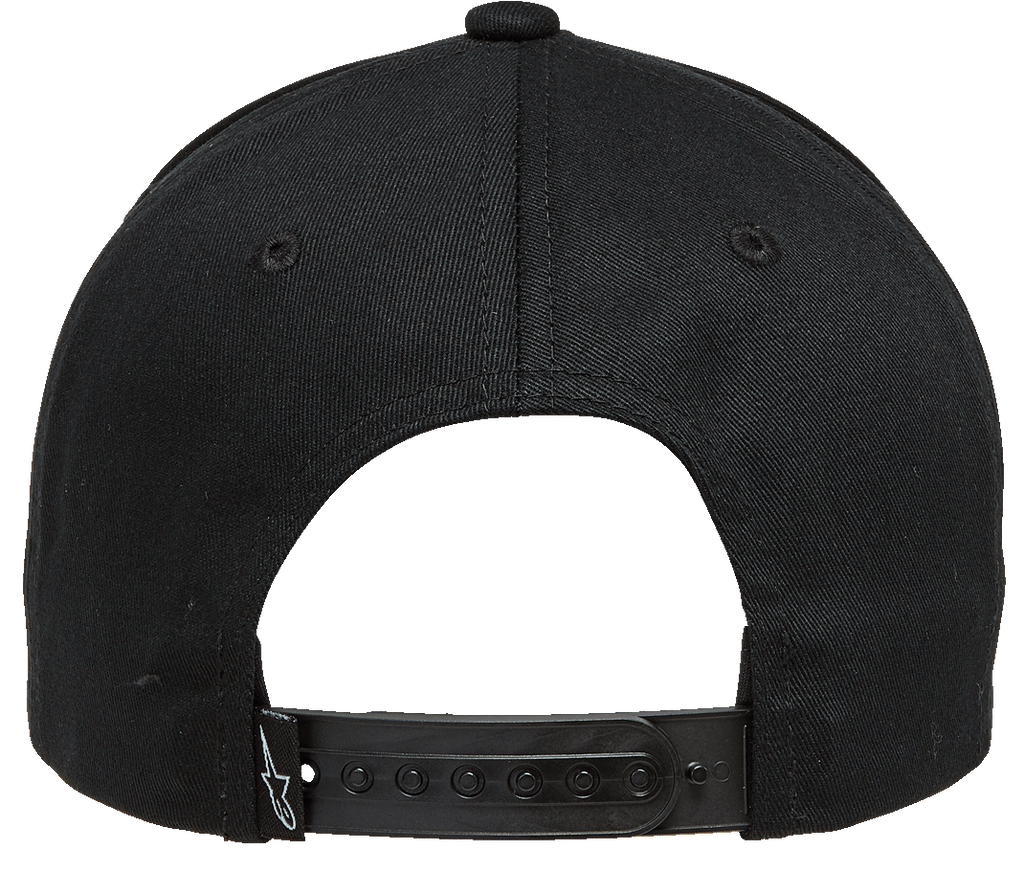 Alpinestars Rostrum pet, achteraanzicht, zwart, verstelbare snapback-sluiting met klein wit sterlogo, motorsport-geïnspireerd hoofddeksel van twill stof