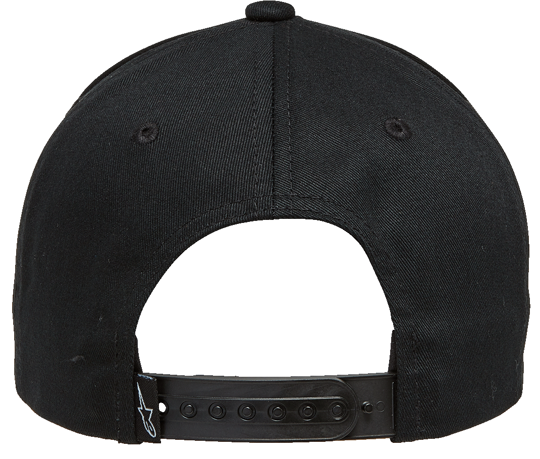 Alpinestars Rostrum pet, achteraanzicht, zwart, verstelbare snapback-sluiting met klein wit sterlogo, motorsport-geïnspireerd hoofddeksel van twill stof
