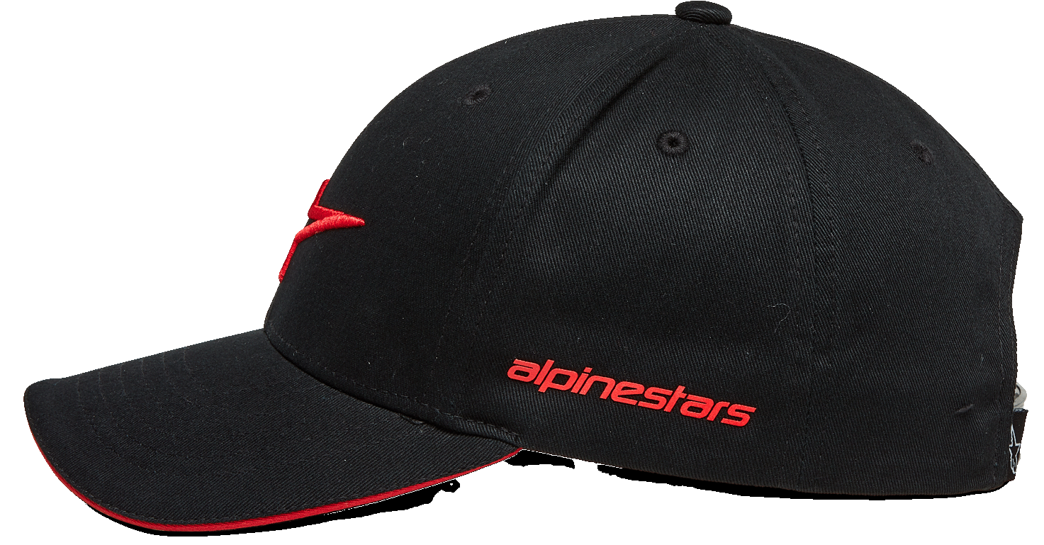 Alpinestars Rostrum pet, baseballcap, zwart en rood, zijaanzicht, gebogen klep met rode sandwich-rand, 3D geborduurd logo op de voorkant, rood Alpinestars-woordmerk op de zijkant, casual motorsport streetwear