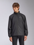 Alpinestars Overhaul Racer Jacket, zwarte regenjas voor heren, met een hoge kraag en een volledige ritssluiting aan de voorzijde, klein wit logo op de borst, elastische manchetten, gladde waterbestendige stof, minimalistisch design geïnspireerd op de motorsport