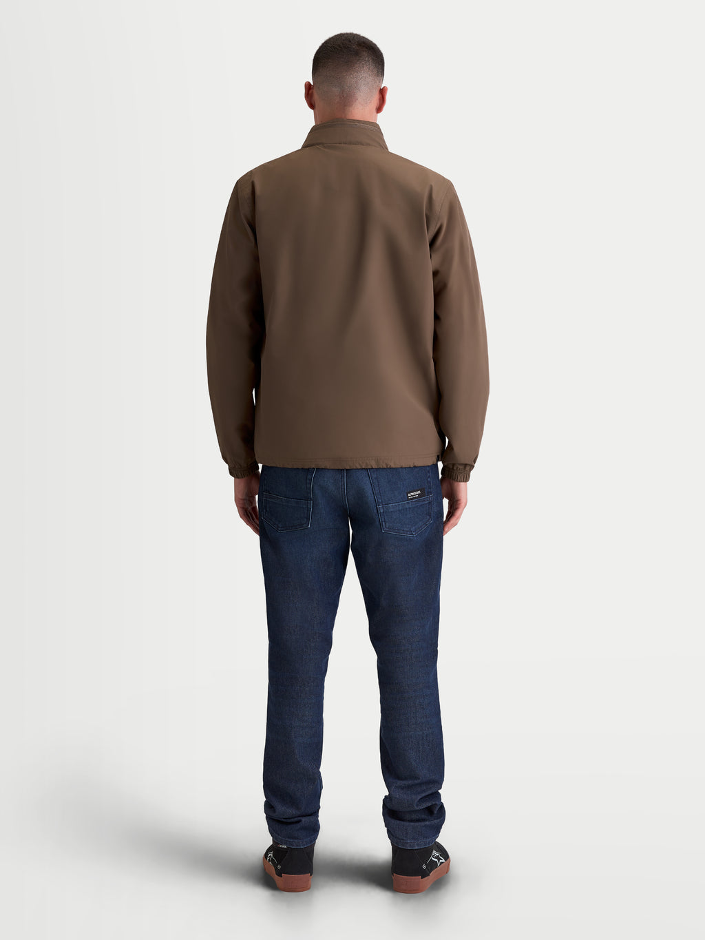 Alpinestars Overhaul Racer Jas, lichtgewicht sportswear racerjas voor heren, achteraanzicht, bruin, met een strak motorsport-geïnspireerd silhouet, opstaande kraag met verborgen capuchon en duurzame polyester constructie.