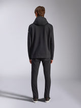 Alpinestars Frontal Hoodie, casual streetwear, zwart, achteraanzicht van model met pullover fleece hoodie, geribde zoom en boorden, klein wit woordmerklogo op de mouw, gecombineerd met een zwarte broek