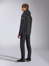 Alpinestars Frontal Hoodie, casual streetwear, zwart, achteraanzicht van opzij met wit woordmerklogo op de mouw, gedragen met zwarte broek en sneakers, modern motorsport-geïnspireerd ontwerp