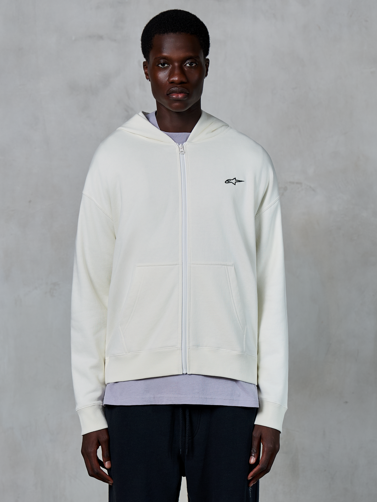 Alpinestars Essentials Ageless Zip Hoodie, casual off-white sweatshirt met ritssluiting, capuchon met trekkoord, geribbelde manchetten en zoom, subtiel logo op de borst, premium lifestyle-kleding geïnspireerd op de motorsport