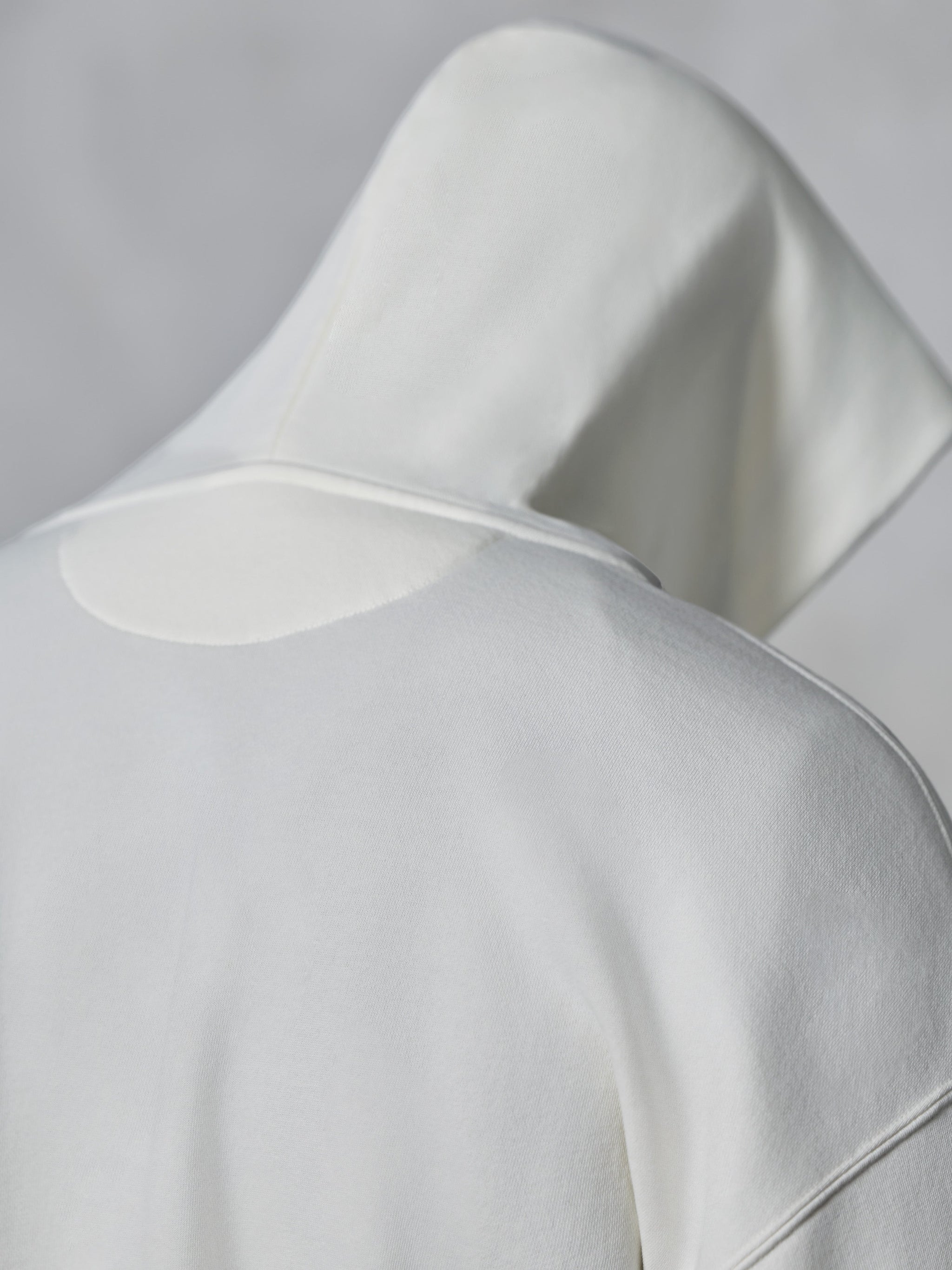 Alpinestars Essentials Ageless Zip Hoodie, Off White, close-up achteraanzicht van de capuchon en schouders, zachte compacte fleece stof, minimalistisch ontwerp voor dagelijks gebruik