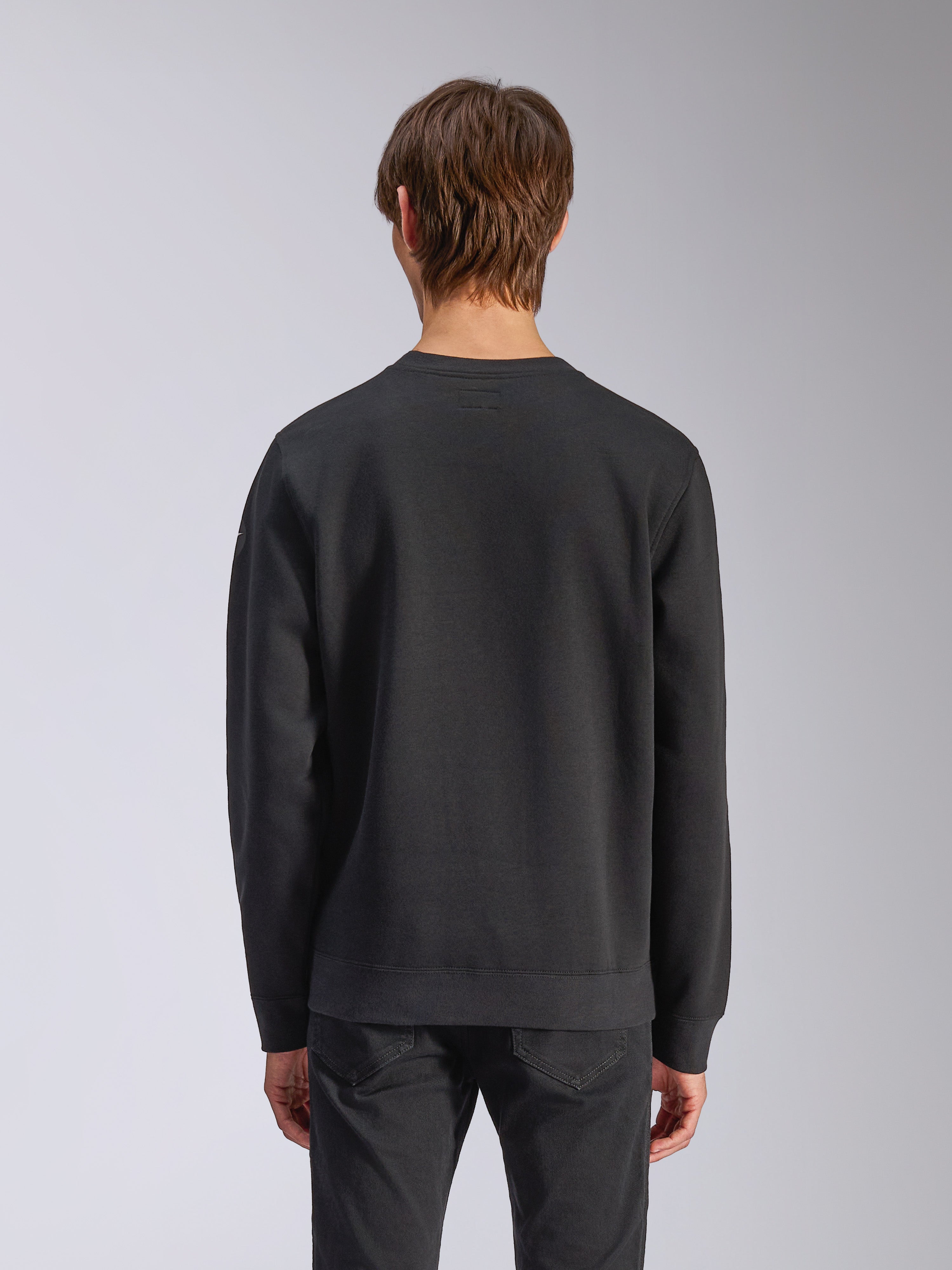 Alpinestars Bettern Crew, sweatshirt met ronde hals, zwart, achteraanzicht op model, met geribde manchetten en zoom, casual motorsport streetwear