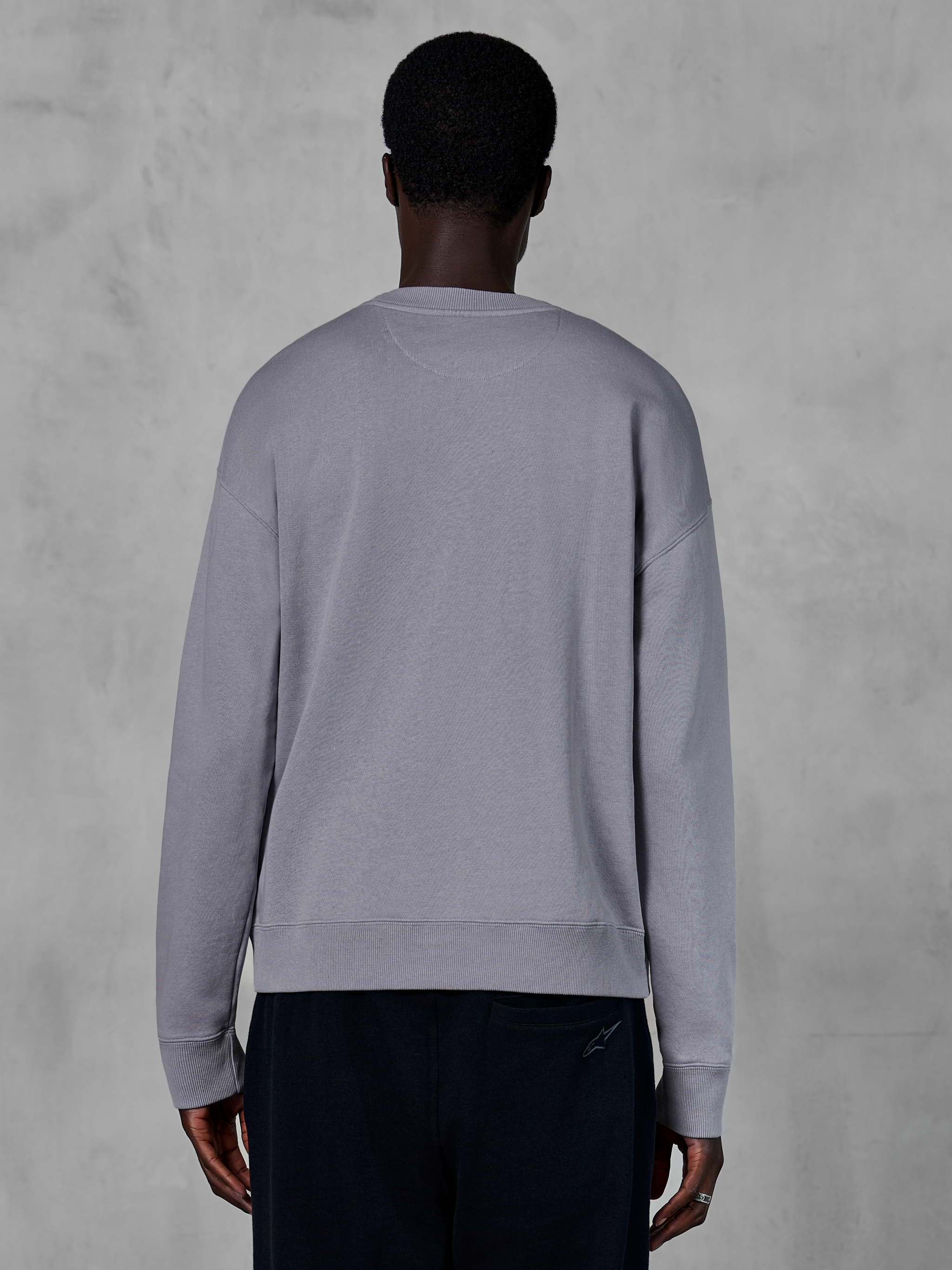 Alpinestars Essentials Ageless Crew, crewneck sweatshirt, zilver, achteraanzicht, premium compacte fleece, relaxte pasvorm met geribbelde zoom en manchetten, casual motorsport streetwear