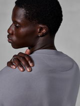 Alpinestars Essentials Ageless Crew, zilveren sweatshirt met ronde hals, close-up van de schouder en geribbelde halslijn, premium stone-washed fleece textuur, casual alledaagse streetwear